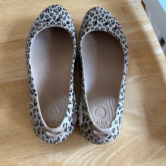 Crocs Kadee Ballet Flat Leopard Animal Print Sz 7 Slip On Work Comfort Casual - Picture 2 of 9